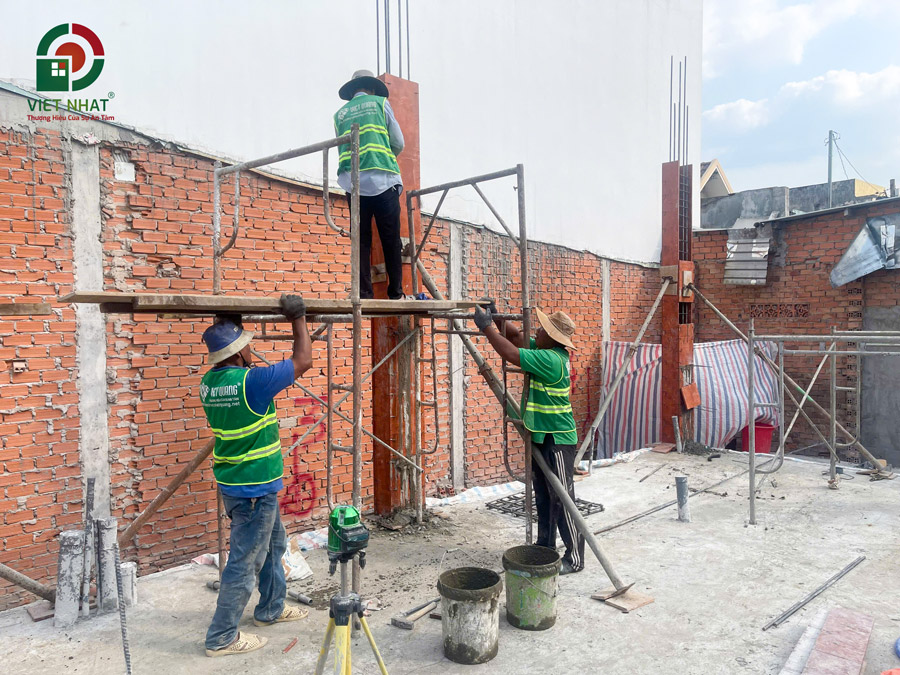 Hình ảnh thi công lắp dựng cốp pha cột bê tông cốt thép tầng trệt