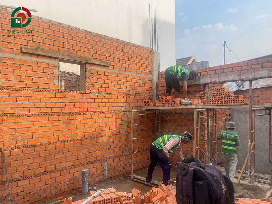 Hình ảnh thi công xây tường bao tầng trệt