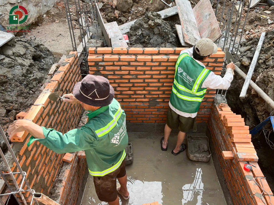 Hình ảnh thi công xây gạch đinh 2 lớp hầm tự hoại