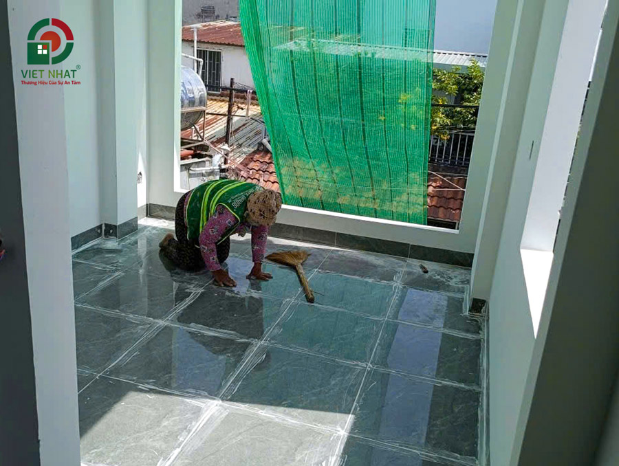 Hình ảnh thi công chà ron gạch