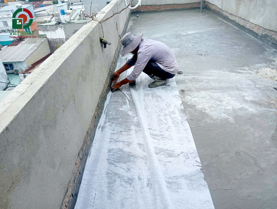 Hình ảnh thi công chống thấm sàn sân thượng