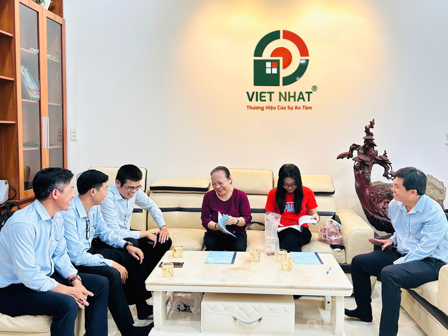 Hình ảnh gia đình Chị Thảo kiểm tra hợp đồng trước khi ký kết