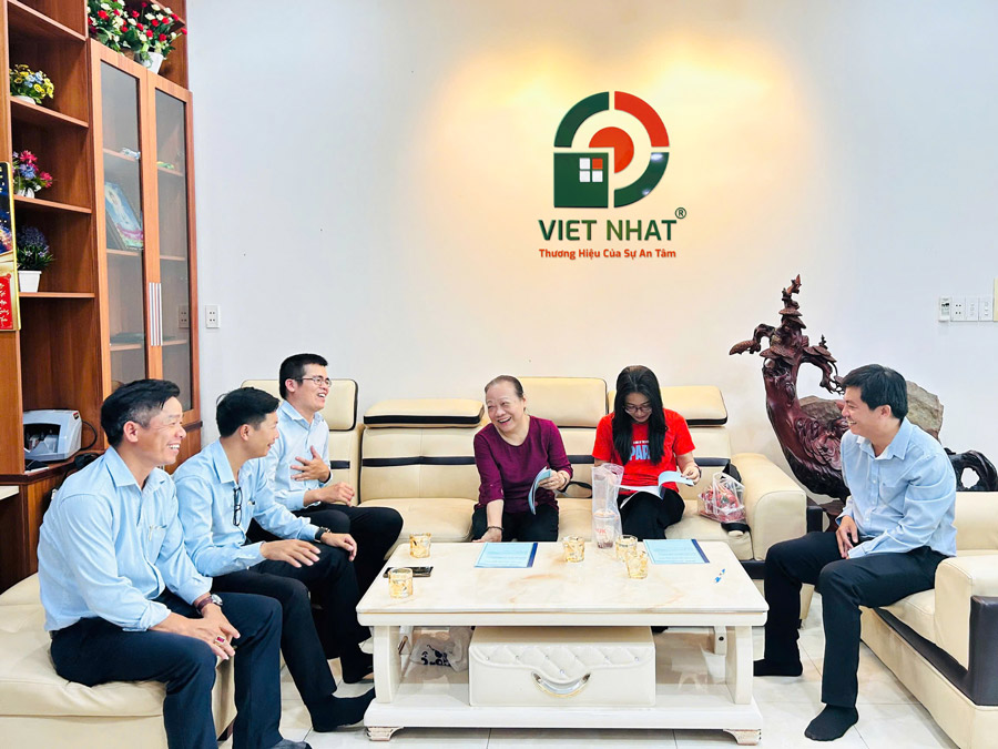 Hình ảnh đội ngũ Việt Nhật Group trò chuyện cùng gia đình Chị Thảo