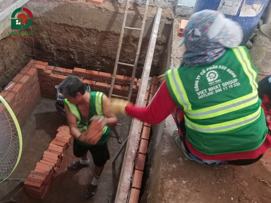 Hình ảnh thi công xây gạch đinh 2 lớp chống thấm hầm tự hoại