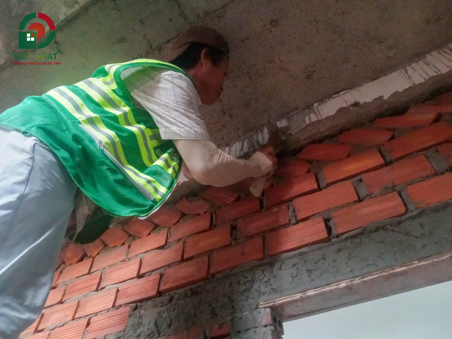 Hình ảnh thi công đóng lưới mắt cáo tô tường chống nứt