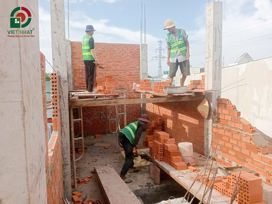Hình ảnh thi công xây tường bao tầng 2