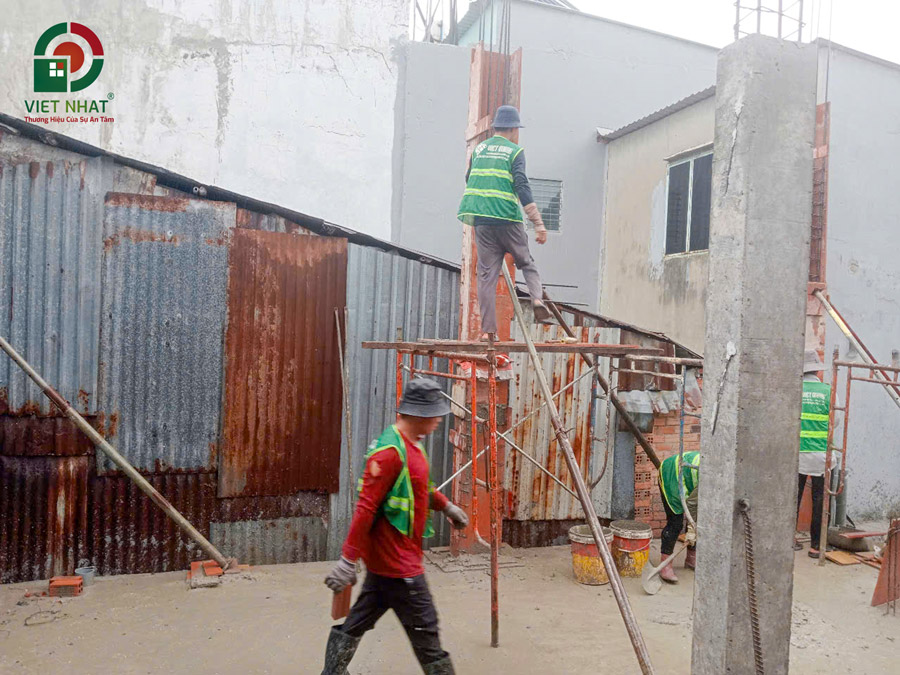 Hình ảnh thi công dựng cột bê tông cốt thép tầng 1