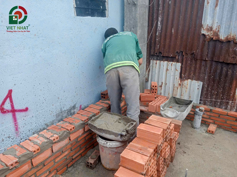 Hình ảnh thi công xây tường bao tầng 1