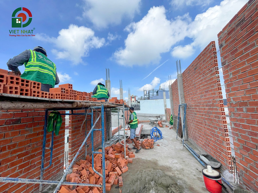 Hình ảnh thi công xây tường bao tầng 3