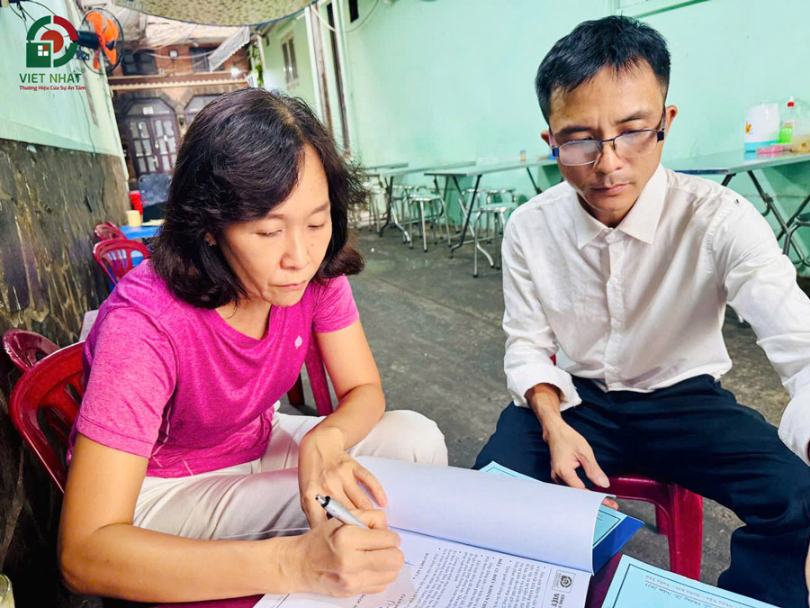 Việt Nhật Group cùng Chị Vân ký hợp đồng sửa nhà trọn gói ở Quận 10