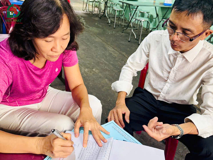 Việt Nhật Group cùng Chị Vân ký hợp đồng sửa nhà trọn gói ở Quận 10