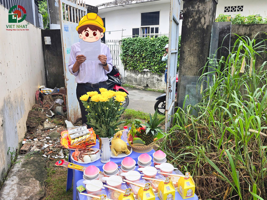 Hình ảnh Anh Sơn triển khai lễ cúng khởi công xây nhà tại TP. Thủ Đức