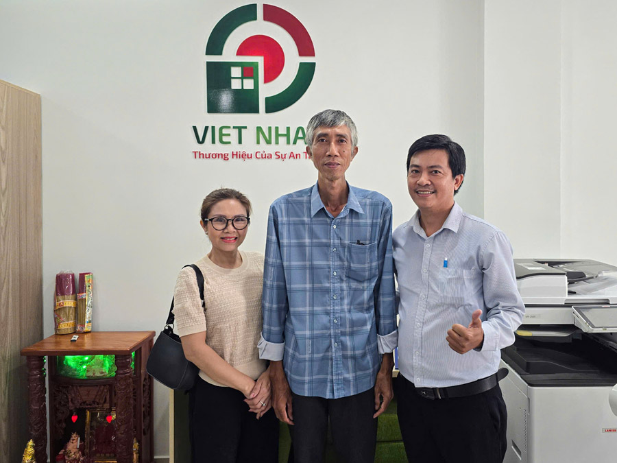 Hình ảnh GĐK phụ trách công trình - Anh Trần Nam Hà chụp hình lưu niệm cùng gia đình Chú Ấm