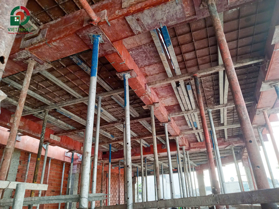 Kiểm tra chất lượng vật tư, máy móc, giàn giáo