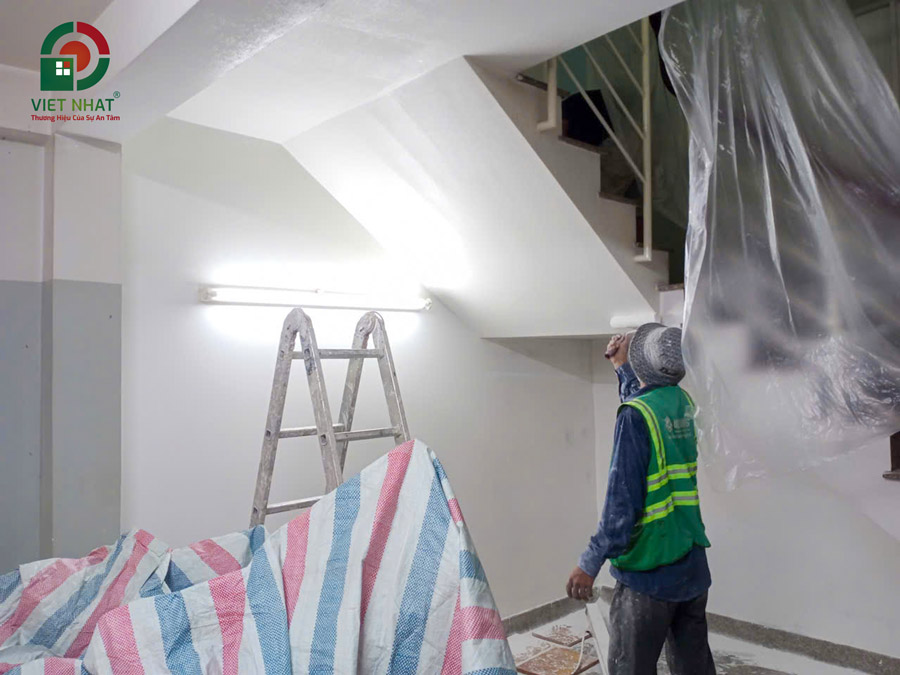 Hình ảnh thi công lăn sơn cầu thang