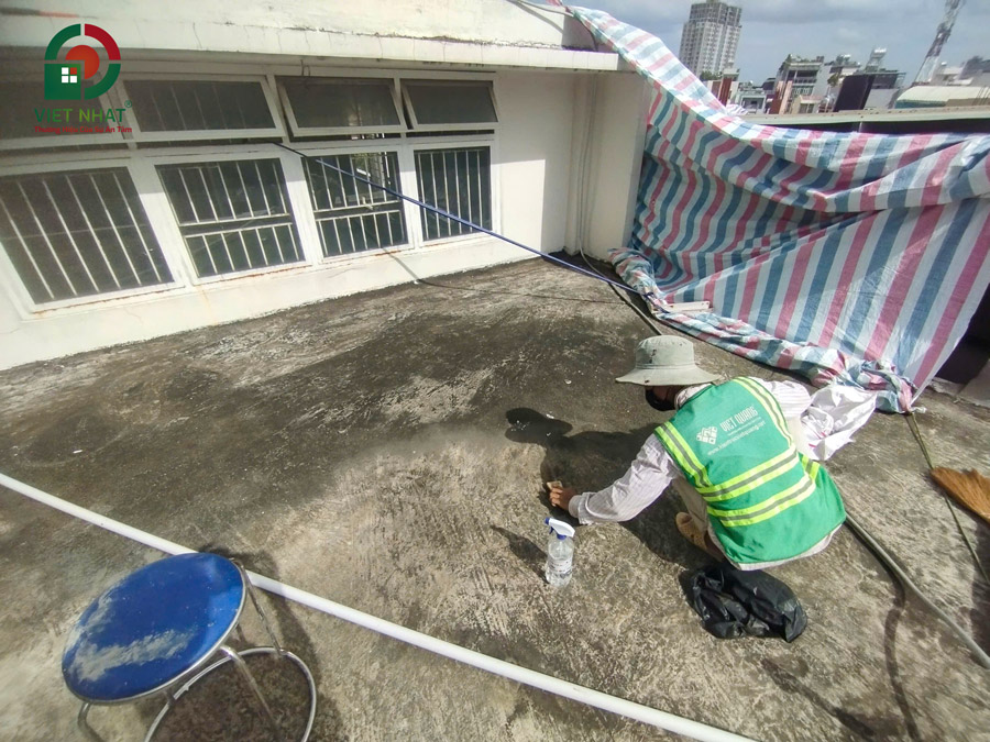 Hình ảnh thi công làm sạch bề mặt sàn mái