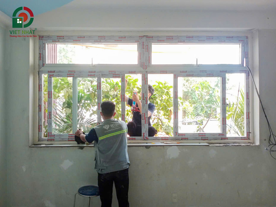 Hình ảnh thi công lắp đặt cửa