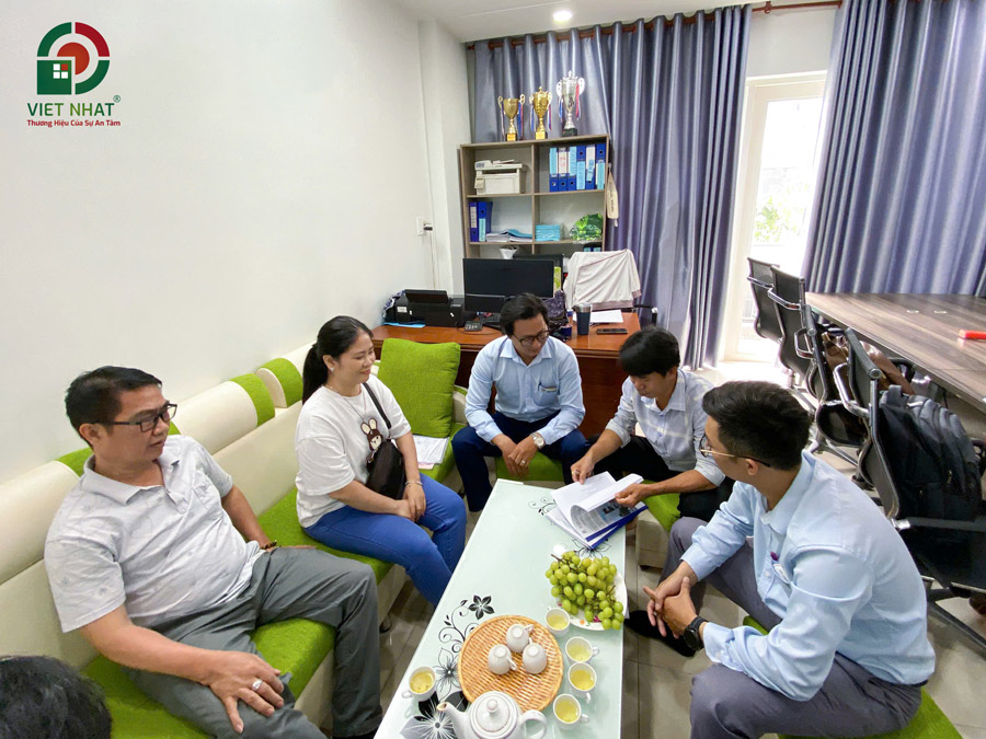 Đội ngũ Việt Nhật Group trao đổi về công việc trong hợp đồng