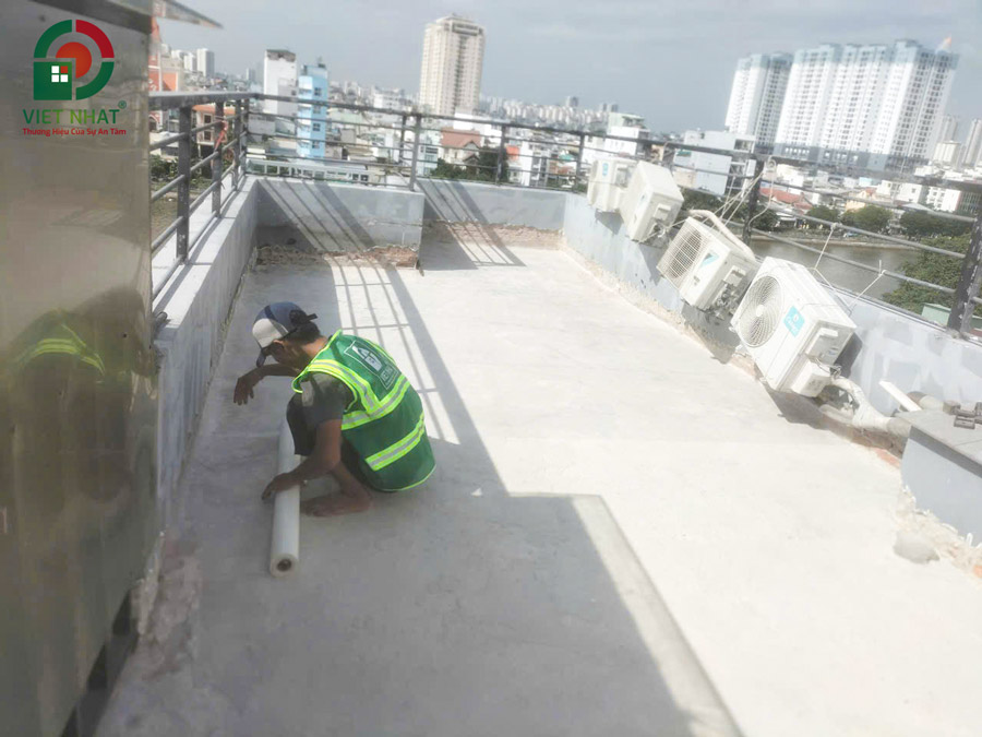 Hình ảnh thi công lưới thủy tinh chống thấm sân thượng