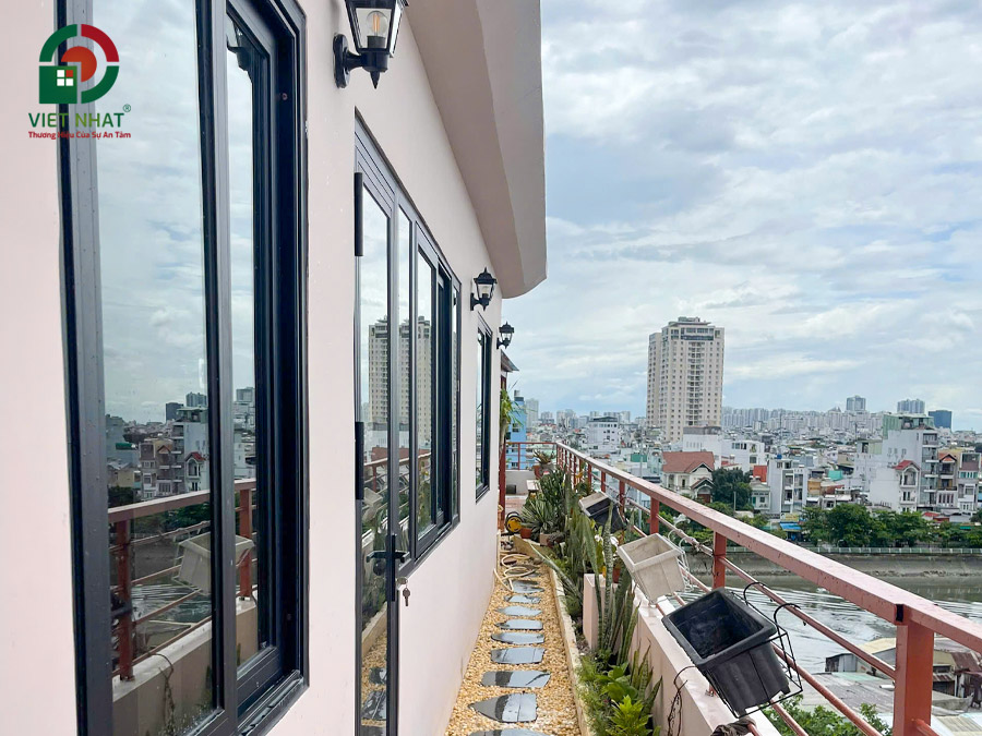 Hình ảnh bàn giao hành lang từ cửa WC đến sân vườn phía trước