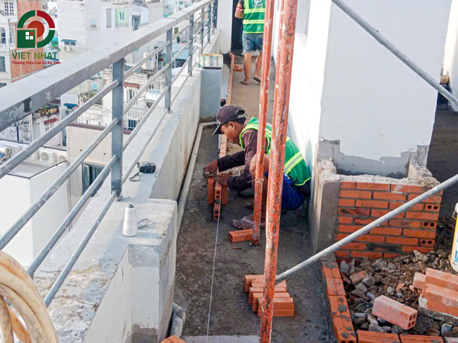Hình ảnh thi công xây gạch đinh bờ rào vườn hoa