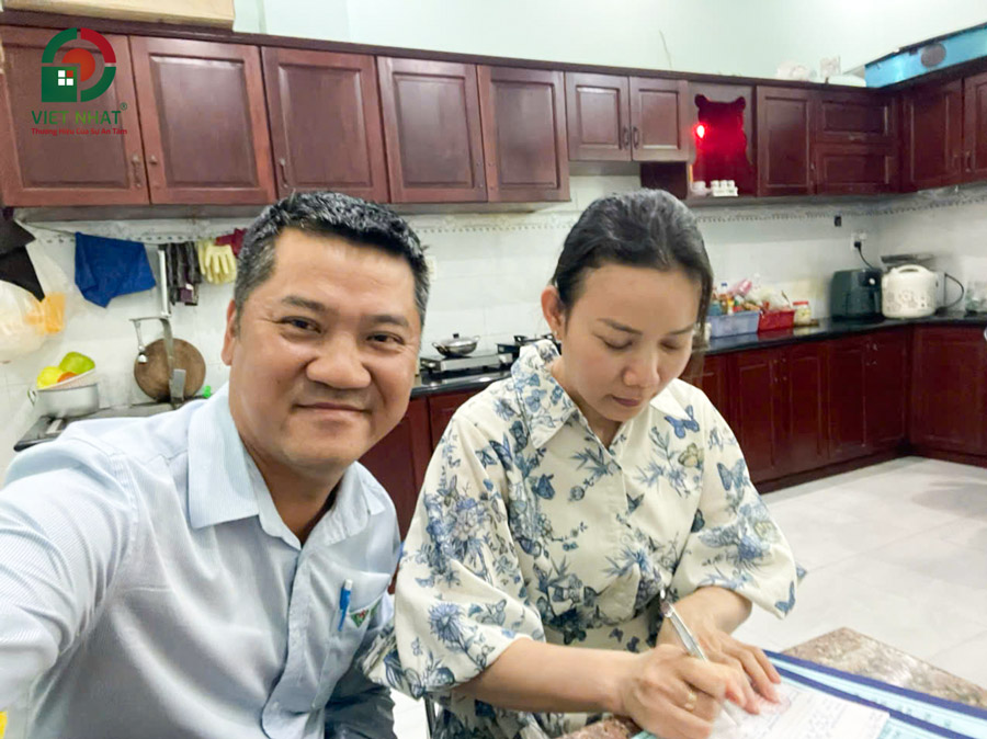 Hình ảnh Chị Ly ký hợp đồng xây nhà trọn gói