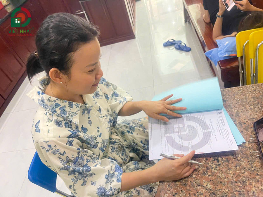 Hình ảnh Chị Ly ký hợp đồng xây nhà trọn gói với Việt Nhật Group