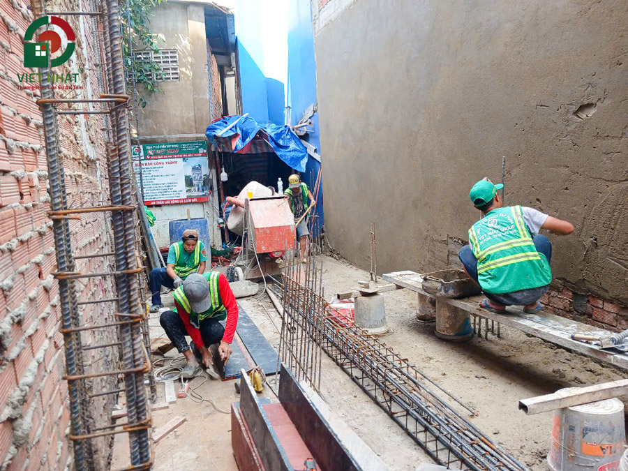 Hình ảnh thi công thép cột tầng trệt