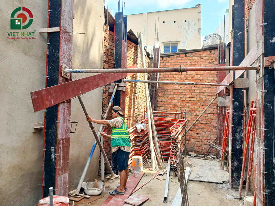 Hình ảnh thi công dựng cốp pha cột bê tông cốt thép