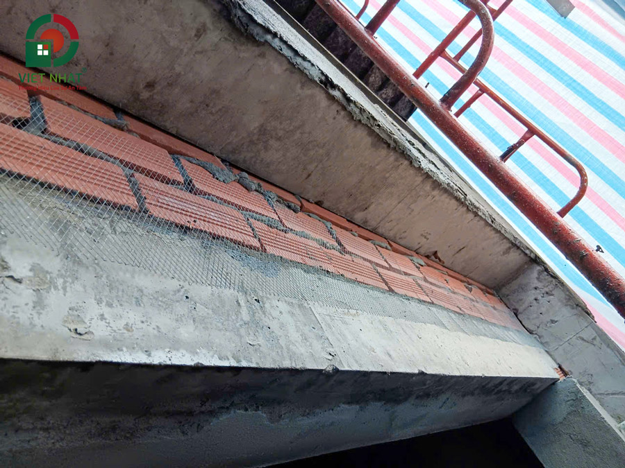 Hình ảnh thi công đóng lưới mắt cáo tô tường chống nứt