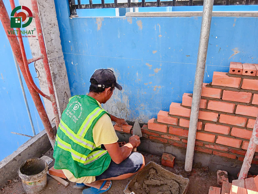 Hình ảnh thi công xây tường bao sân thượng