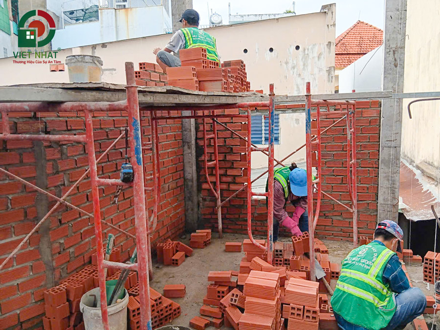 Hình ảnh thi công xây tường bao lầu 1