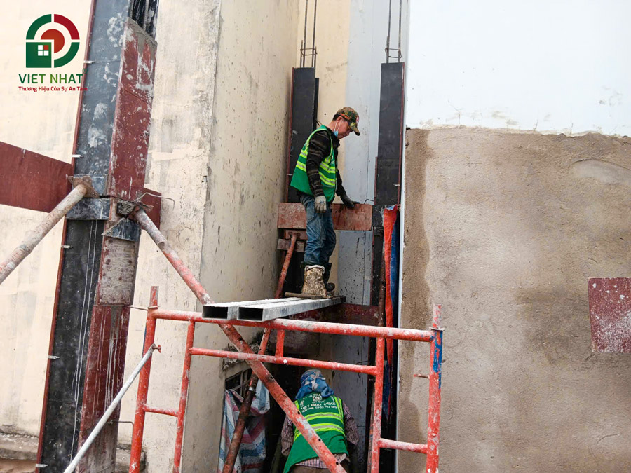 Hình ảnh thi công dựng cột bê tông cốt thép