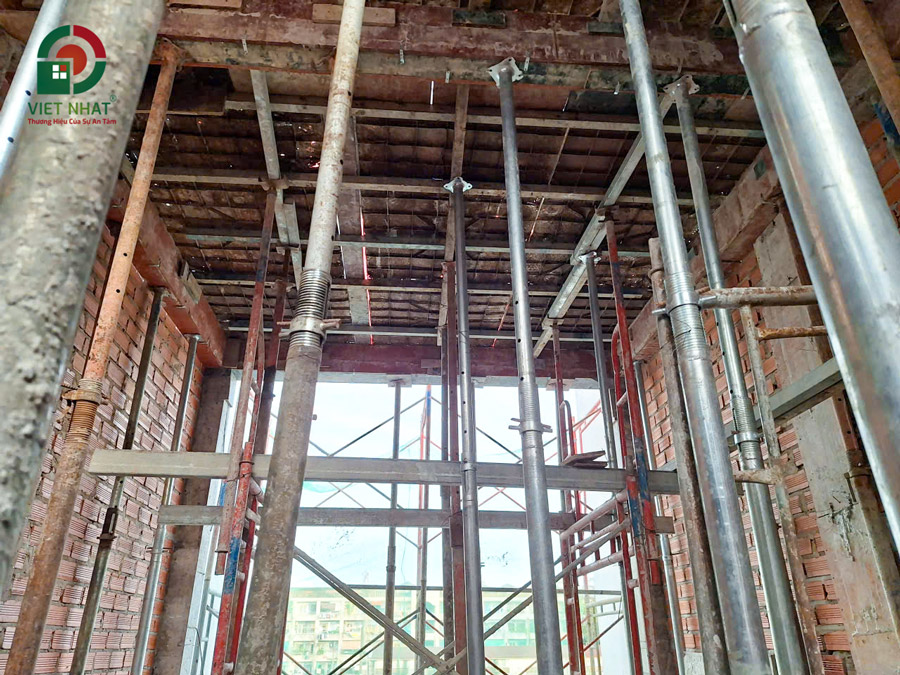 Hình ảnh thi công dựng giàn chống tăng