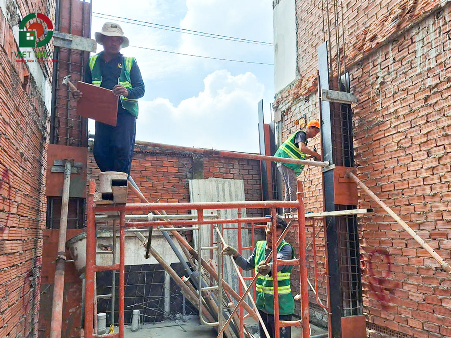 Hình ảnh thi công dựng cột bê tông cốt thép