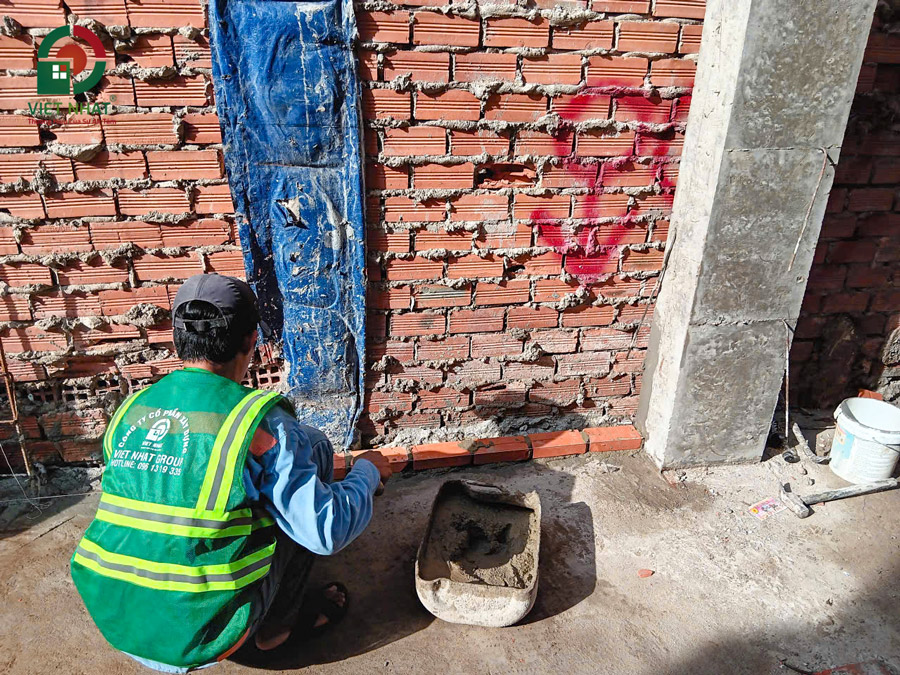 Hình ảnh thi công xây gạch đinh chân tường