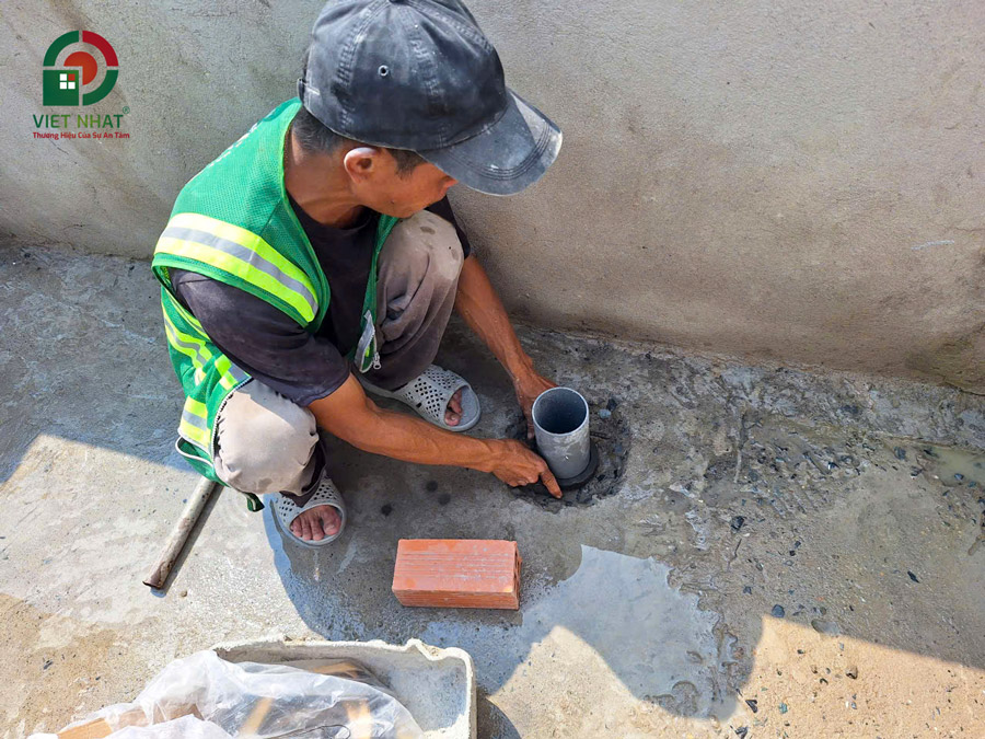 Hình ảnh thi công thanh trương nở chống thấm cổ ống