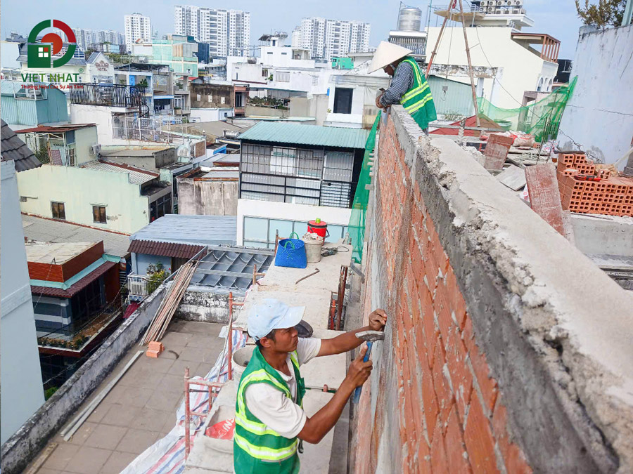 Hình ảnh thi công đóng lưới mắt cáo tô tường chống nứt