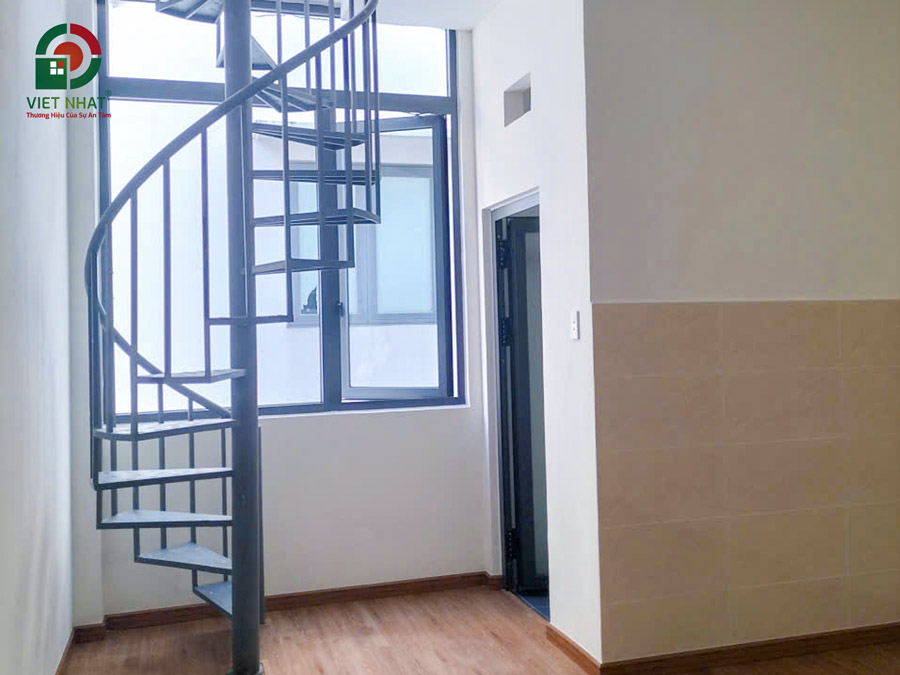 Hình ảnh bàn giao cầu thang sắt lên mái