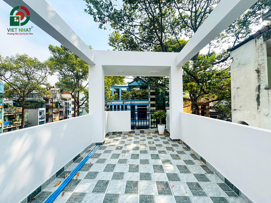 Hình ảnh bàn giao sân thượng trước