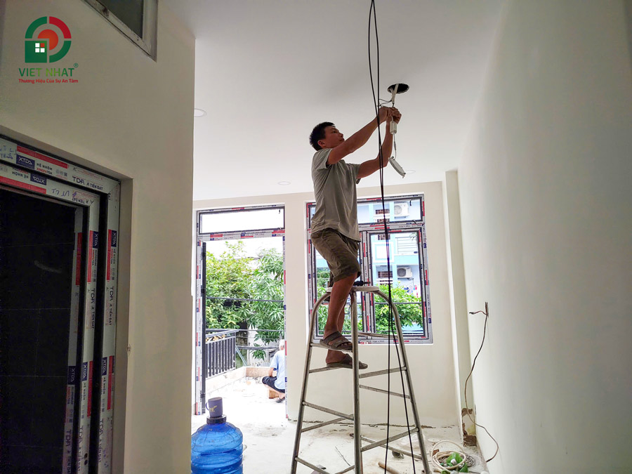 Hình ảnh thi công lắp đặt thiết bị chiếu sáng