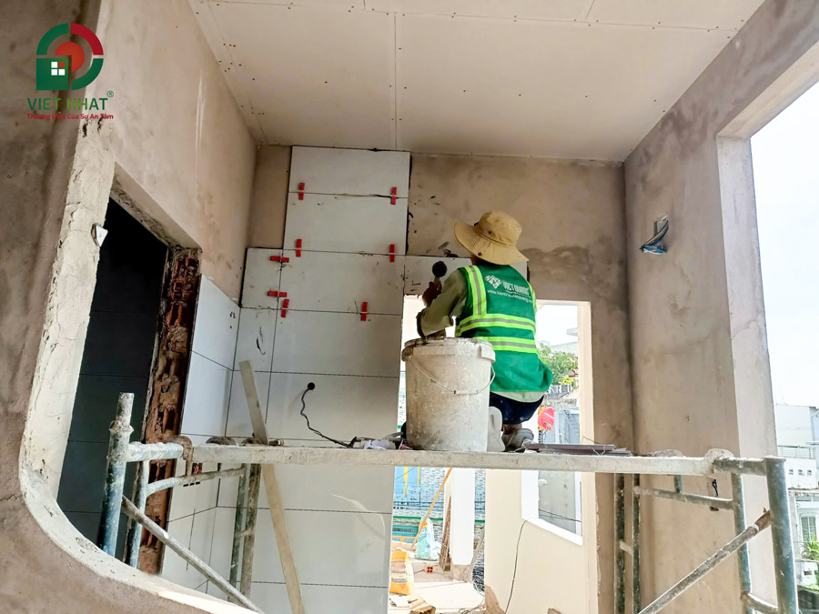 Hình ảnh thi công ốp lát gạch tường