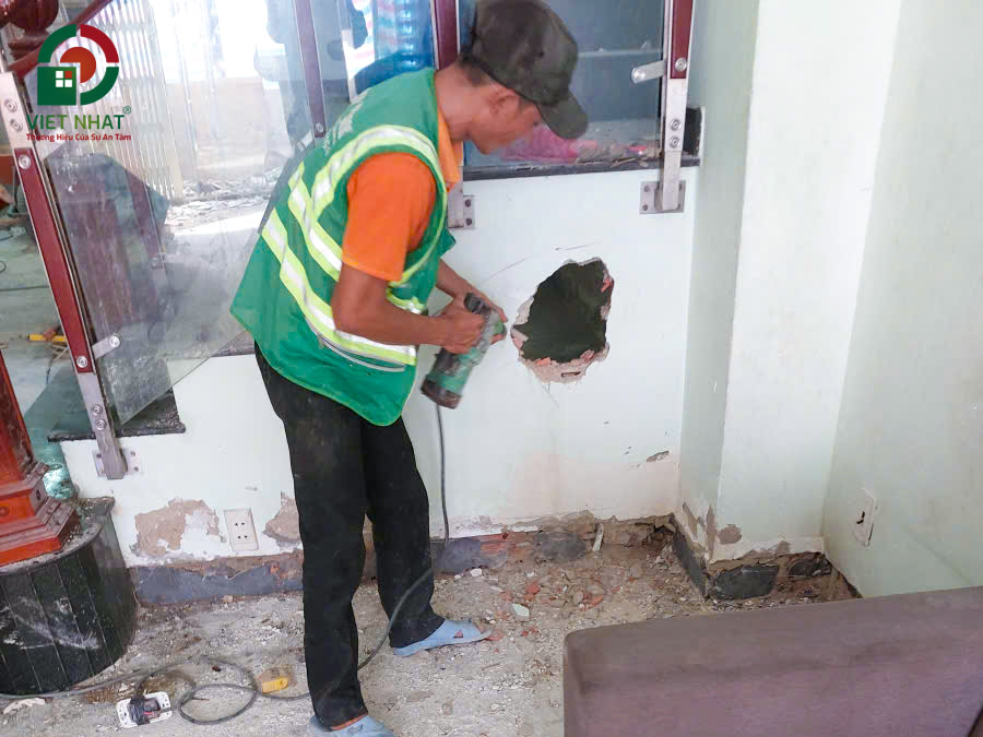 Hình ảnh thi công khoan đục tường chân cầu thang