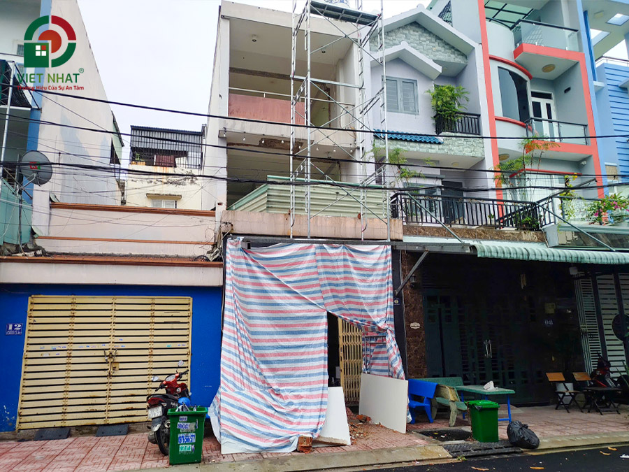 Hình ảnh thi công che chắn mặt tiền thi công