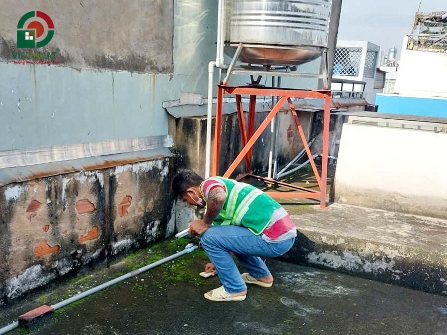 Hình ảnh thi công làm sạch mặt bằng tầng thượng