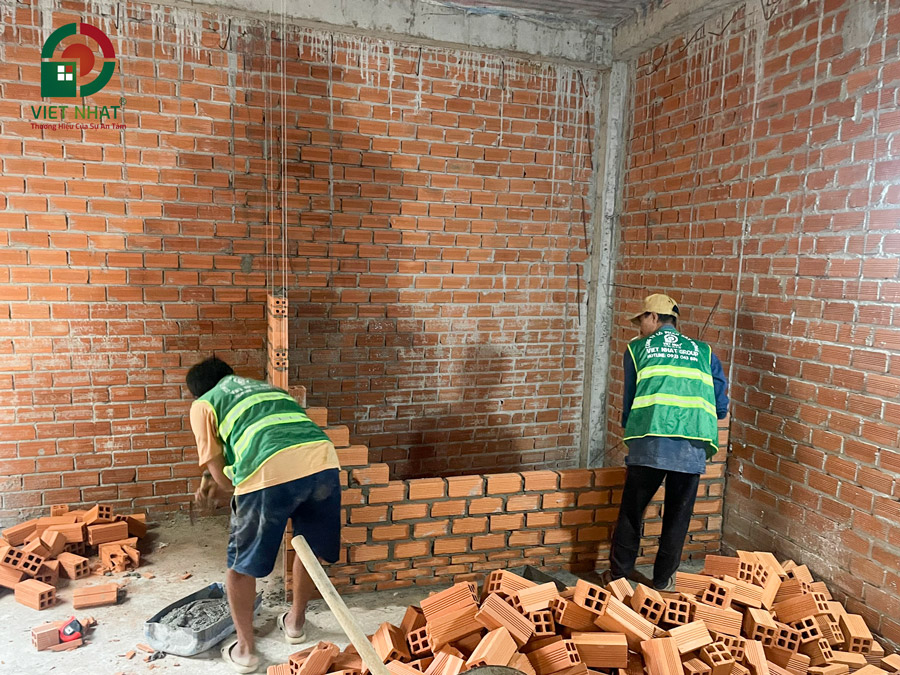 Gạch đinh thi công ở vị trí giếng trời