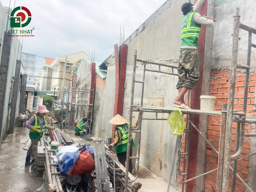 Hình ảnh thi công dựng cột bê tông cốt thép