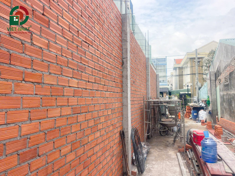 Hình ảnh thi công xây tường bao tầng trệt