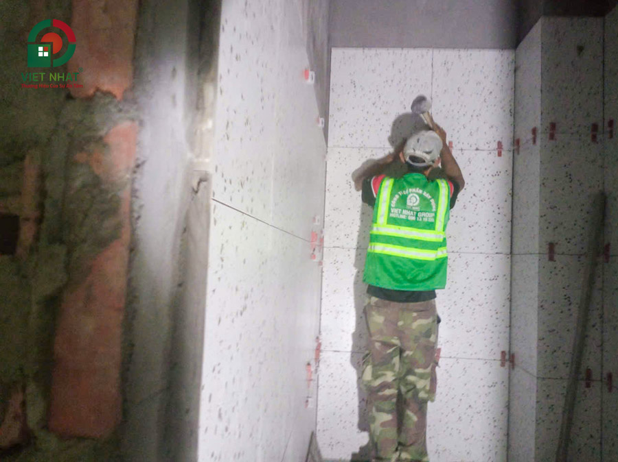 Hình ảnh thi công ốp lát gạch tường