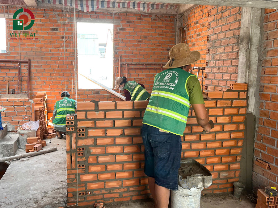 Hình ảnh thi công xây tường ngăn